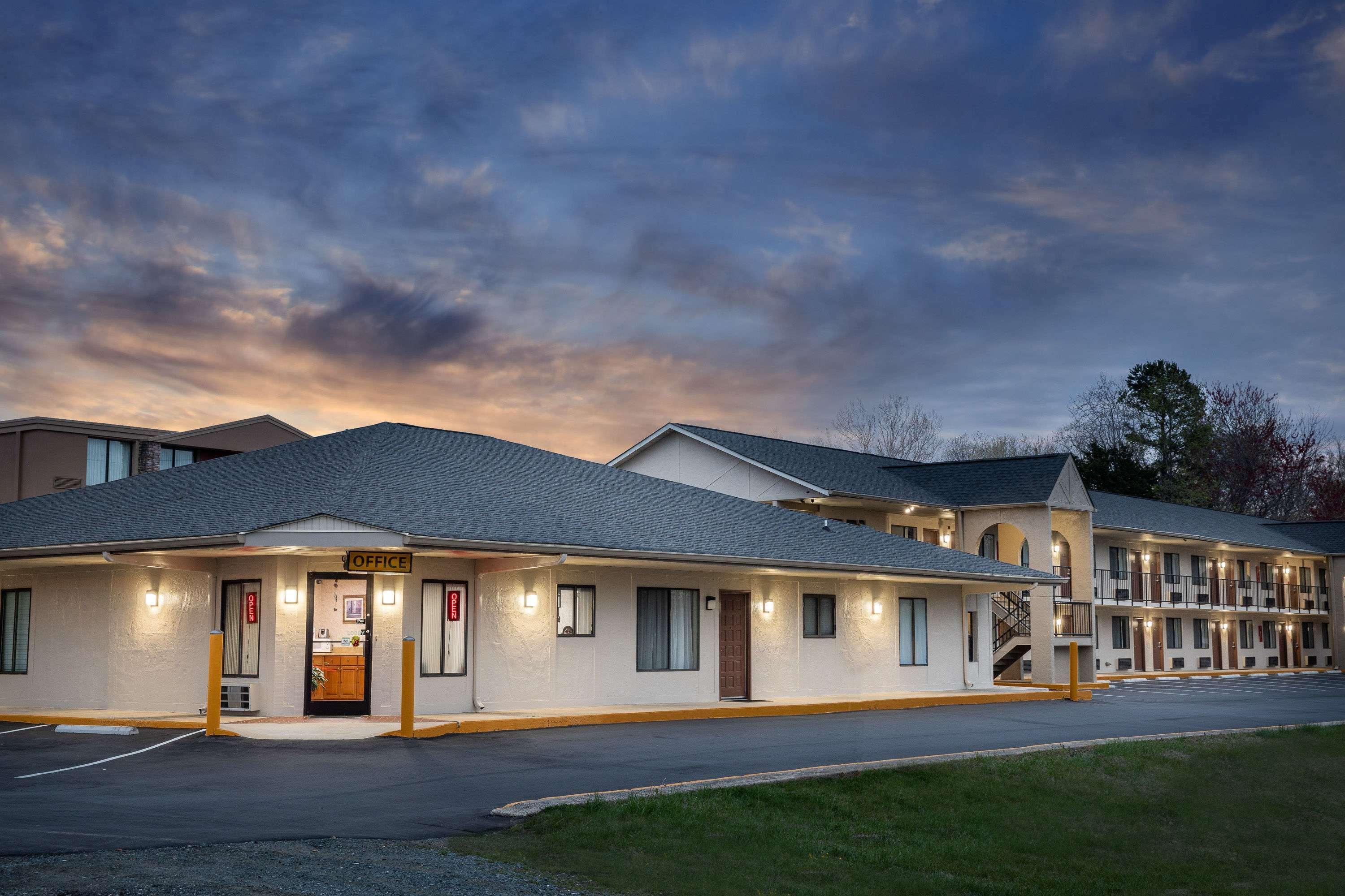 Super 8 By Wyndham Burlington Nc Motel Exterior photo